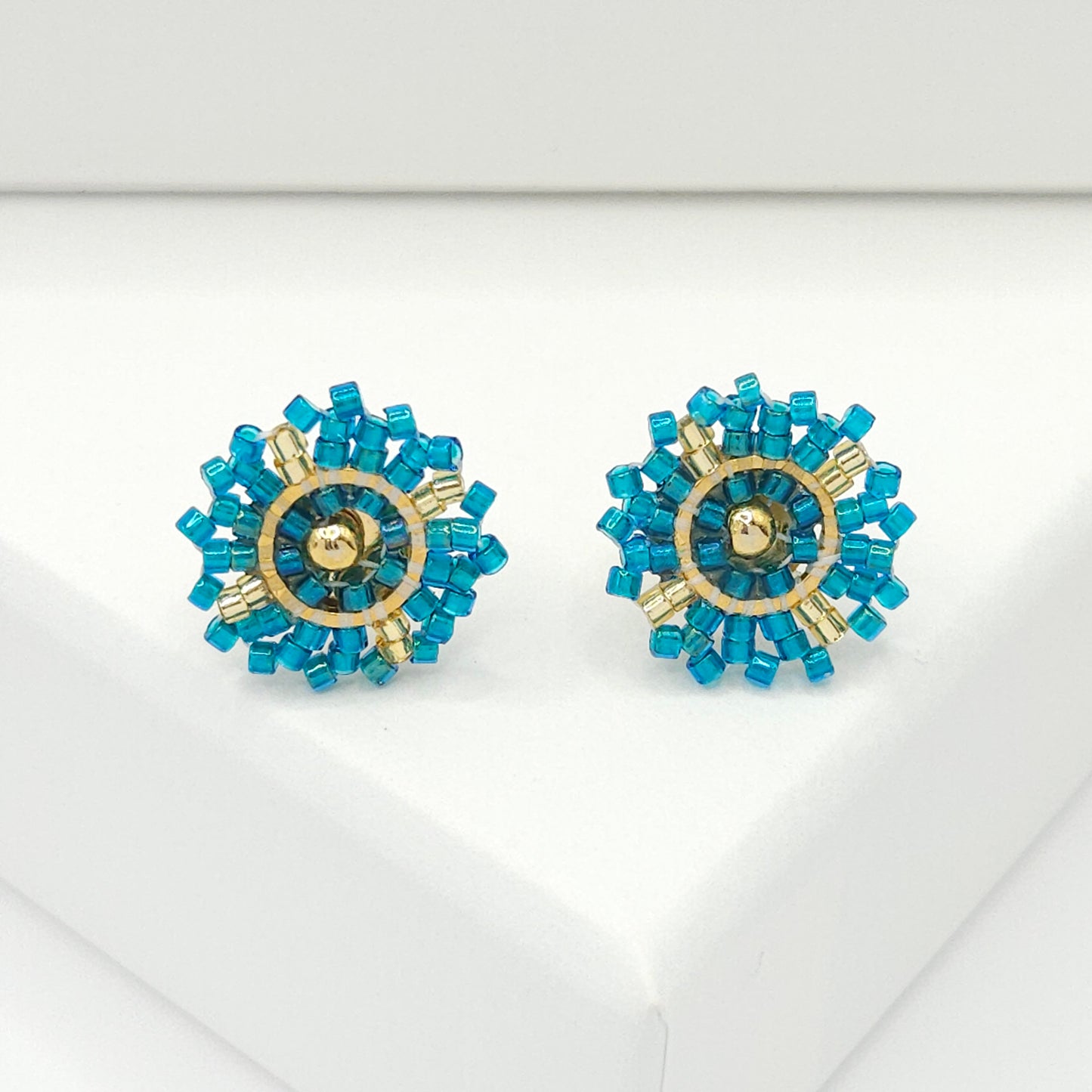 Flower-shaped stud earrings with blue and gold Miyuki beads