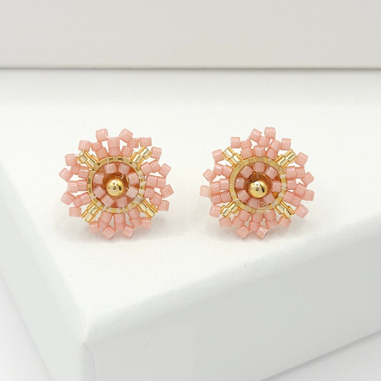 Flower-shaped stud earrings with pink and gold Miyuki beads