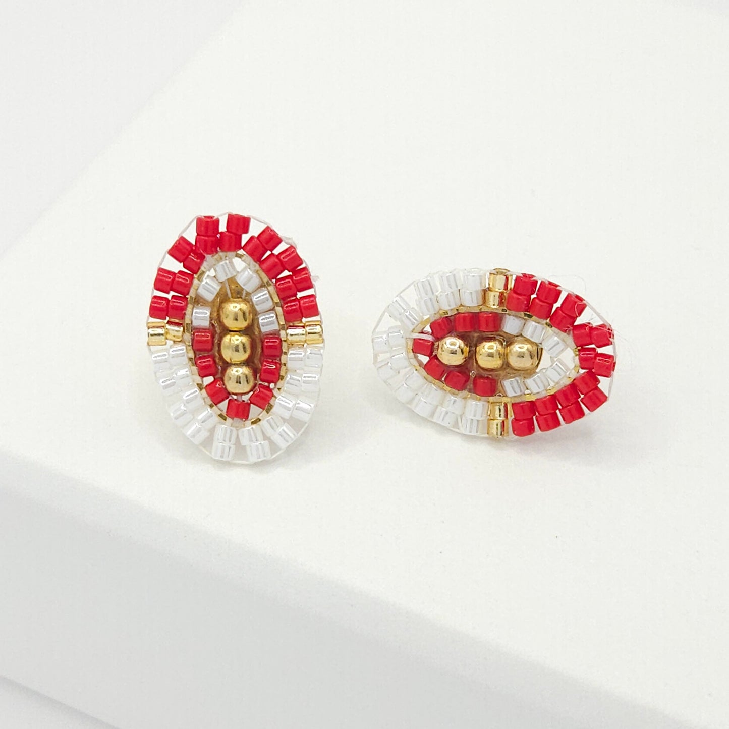 Oval-shaped stud earrings with red and white Miyuki beads
