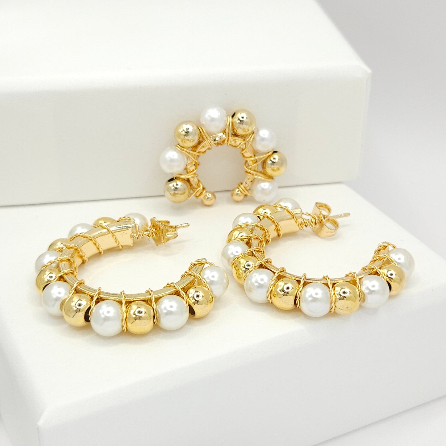 Golden pair of hoops and ear cuff with pearls and golden spheres