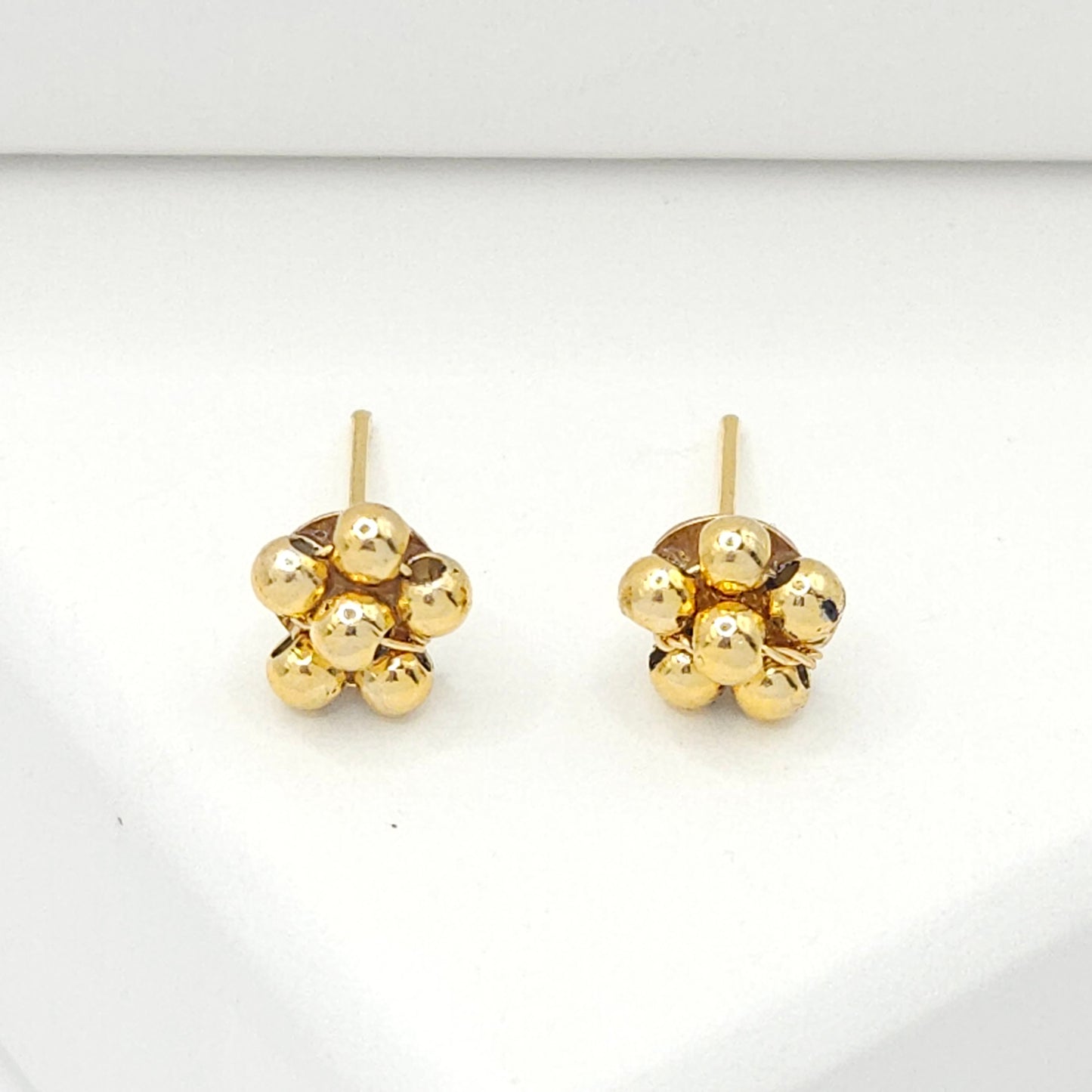 Flower-shaped stud earrings made of goldtone spheres