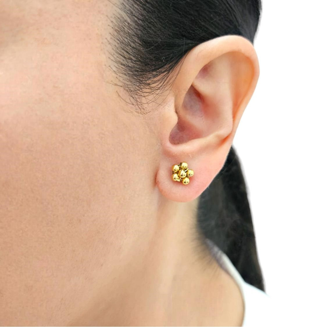 Flower-shaped stud earrings made of goldtone spheres