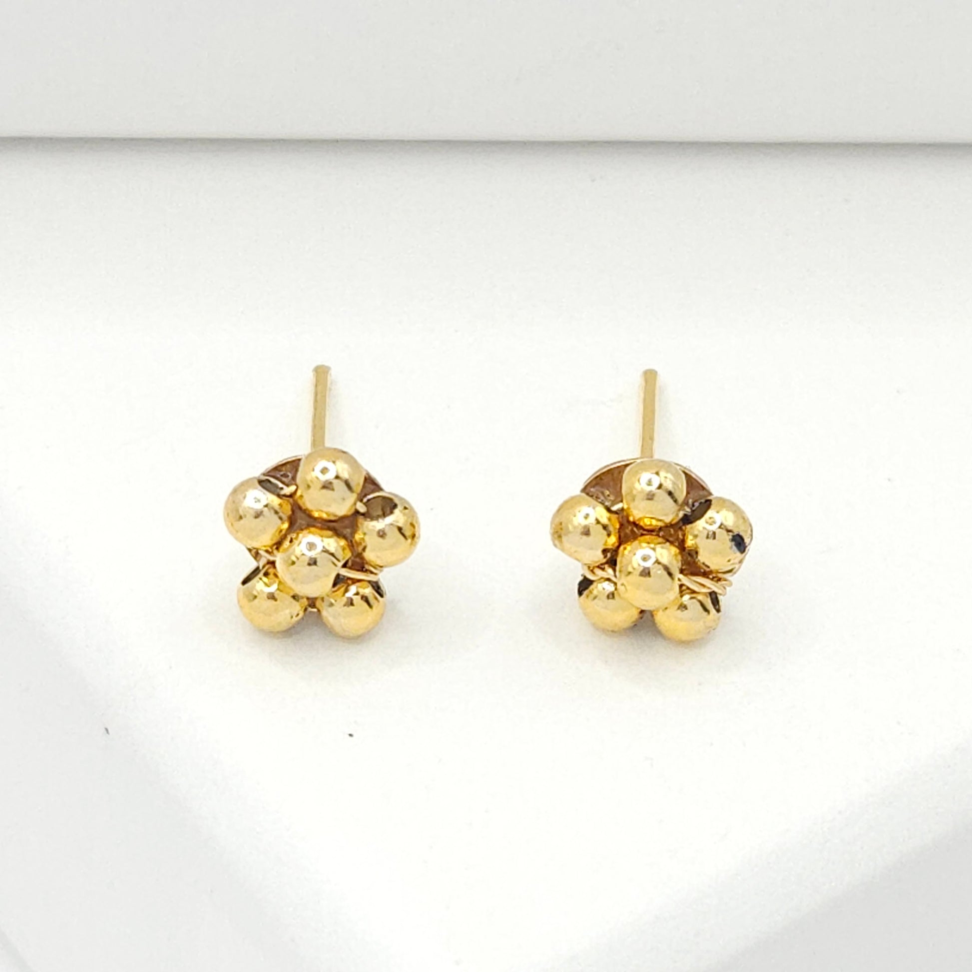 Flower-shaped stud earrings made of goldtone spheres